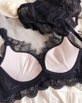 Lace underwear set gathers up breasts